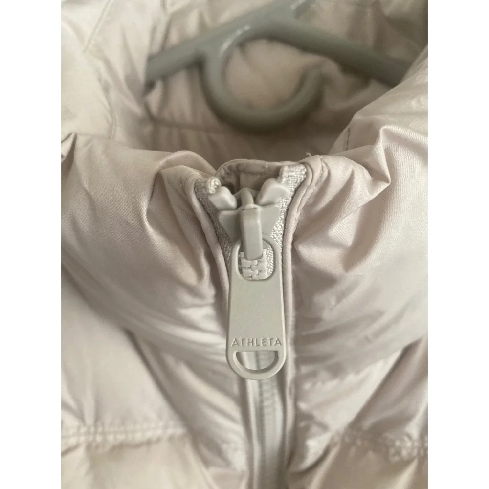 NEW Athleta Cascade Down Vest Womens M Beige Full Zip Puffer Drawstring Pockets - Picture 3 of 10